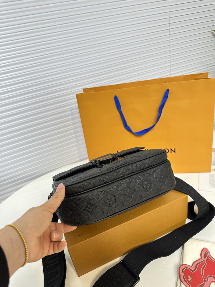 M45806 Classic Embossed Cowhide Postman Bag
Complete packaging ? fold ? aircraft ?? Size 24  17．6
LV Slock original cowhide embossed mailman bag
? Top Original Order
Cool and versatile, fashionable and trendy
A style suitable for both men...