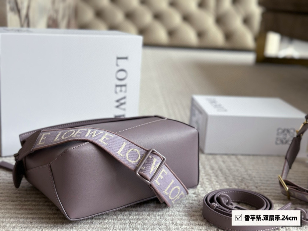 Packing (Shoulder Strap)
Size: 24 * 15cm (large)
18 * 10cm (mini)
Loewe Geometry Package Puzzle
I really can't miss out on llllllololol
?? Cowhide quality!
Completely hold on!
Luoyiwei | A perfect shoulder strap