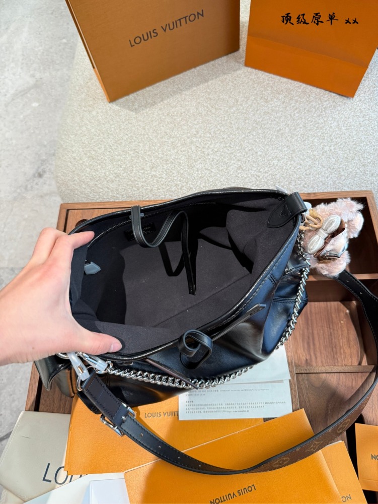 P440 chip version
LV Carrall Small Leather
., Dark Academy Style/Dark Motorcycle Style ●
Today's cool storm is led by LV's Carryall black sheepskin bag!  
Make it easy for you to become a Cool Day girl
Teach classic black, like a mysterious travele...