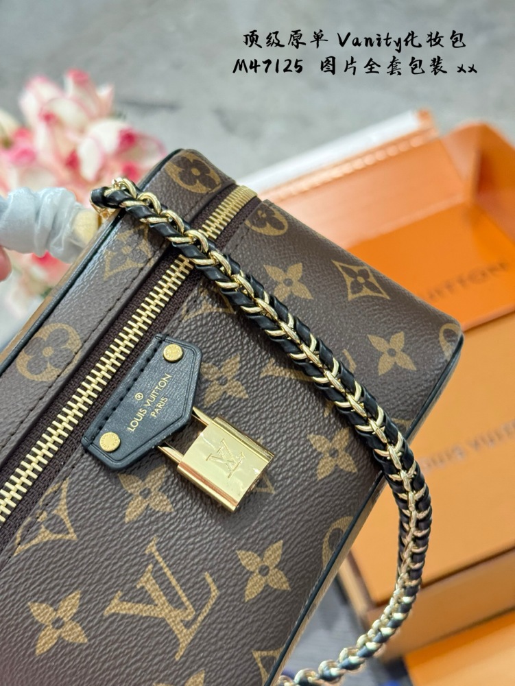 P320 Top Original Order Comes with Original Ribbon Gift
Lv's super popular makeup bag Vanity!   Crazy Grass Planting
Lv, the latest makeup bag from 2024, fully named VanityChain Pouch, has officially launched!    !  
This bag has a flatter body, and ...