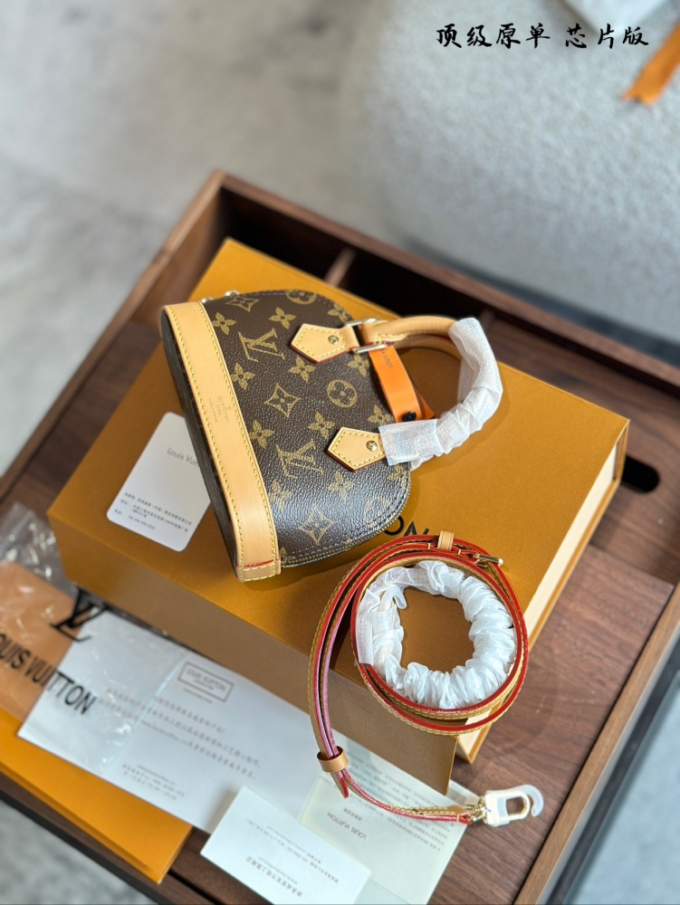 p269
Lv | valmabb Shell Bag Original High Quality Bag This Retiro handbag is made of iconic floral fabric, creating a classic and timeless look. The elegant and understated exterior design and spacious body add practicality. Instructions for use: - C...