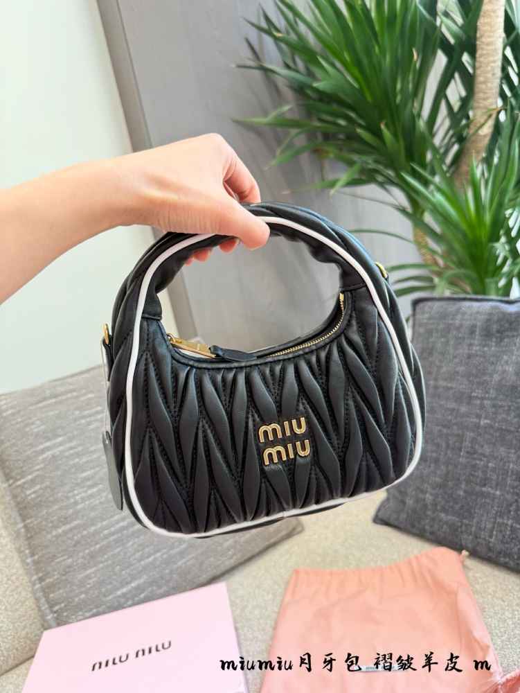 p310
Miumiu25 Early Spring New Bag
The wrinkled bowling bag and hobo have both come in new colors, which are super beautiful
22cm sheepskin pleated crescent bag