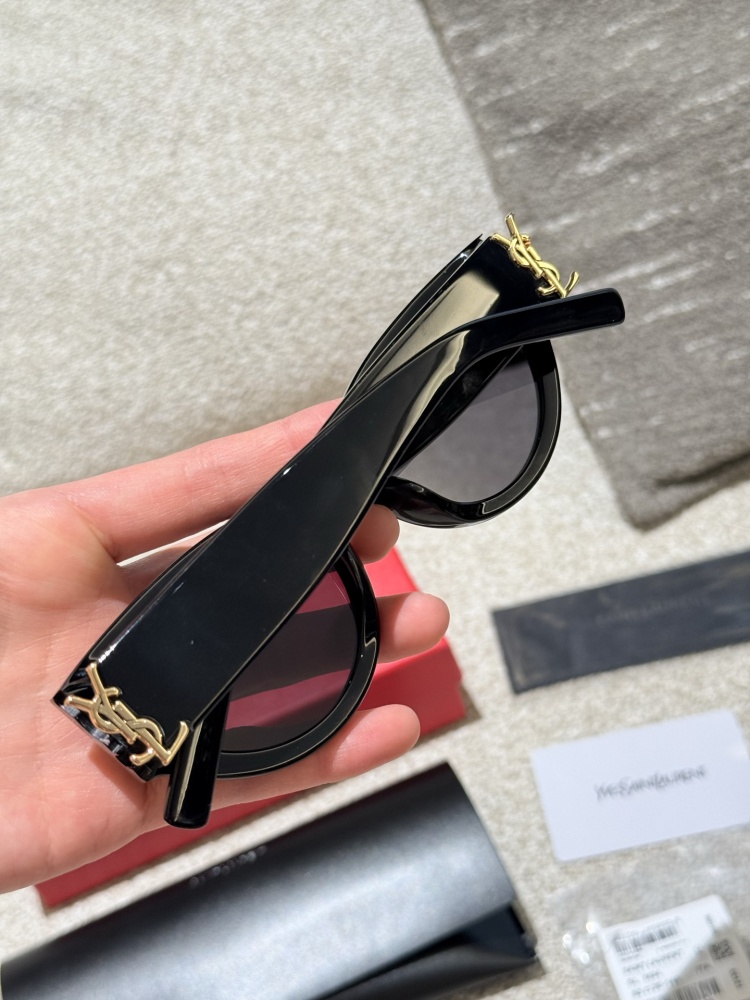 p220
Ms. Luo Jie, ROSE's original sunglasses! Who knows the cool temperament of milk! ROSE wears YSL sunglasses for both hard photos and private servers~
With the addition of event evening gowns, it exudes charm and sensuality, effortlessly becoming ...