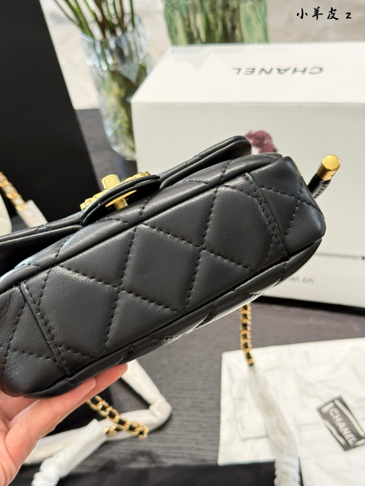 p300
High end nautical knot closure bag mini Chanel 25C early spring
Knot Cap Mini Black
New Chanel Sea Knot Cap Bag Relocation
19bag element coverage ensures elegance remains the same, while fashion remains unchanged~
Whether it's pairing with casua...