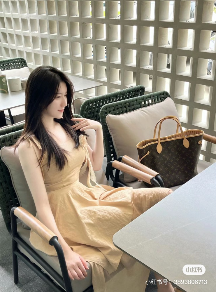 LV Neverful Mother and Child Shopping Bag is forever a classic!
Lvneverful Mother Child Shopping Bag
Known as a classic work that every woman should have, the large capacity design serves as a must-have tool for mommy bags and business trips. Althoug...