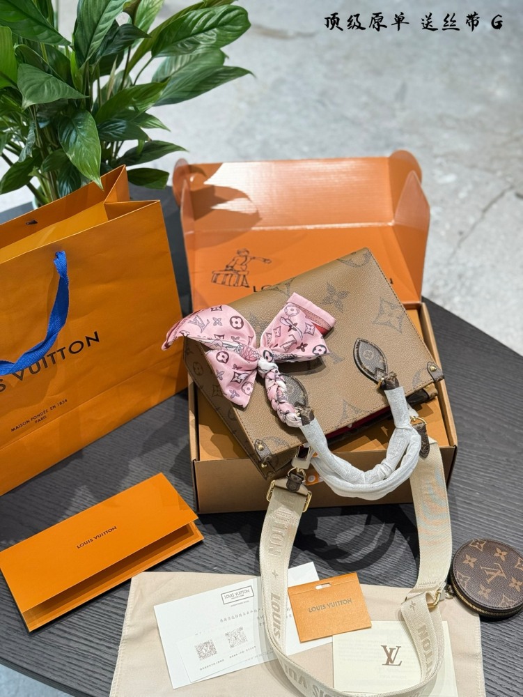 P334 all steel hardware
Original quality jungle bag Lv A/B side spray painting on thego mommy bag, the king of cost-effectiveness. This is an amazing bag shape, inspired by the street brand that parodies Lv. Once upon a time, Louis Vll litton would n...
