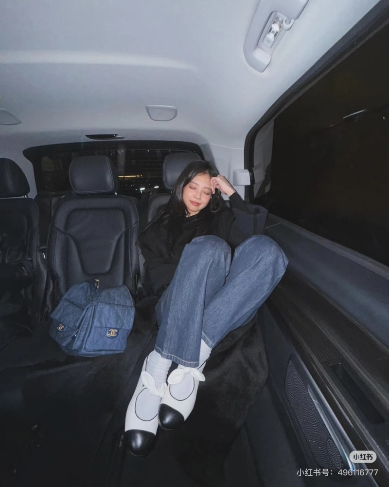 Who understands the Chanel 25 denim hobo that Jennie brought to fame?  The Chanel 25 denim hobo carried by Jennie is simply cute and explosive
As a loyal fan of Chanel, I am really looking forward to the 5c series.
Jennie. The bag she wore exuded a s...