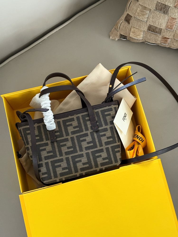 210 box
size：16*13cm
Fendi F Home
This small vegetable basket is really amazing,
I love it so much!
Full of vacation atmosphere,
Although it is small, it can also be packed very well,
A super lightweight small bag that can also be worn diagonally!