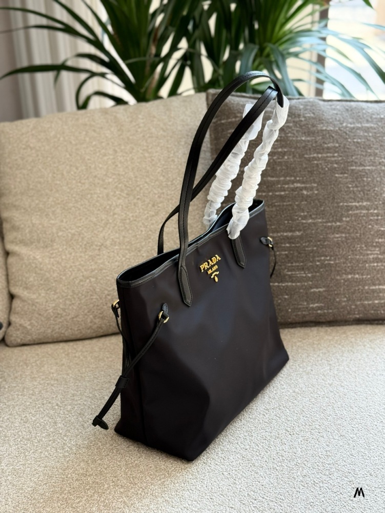 P230 leather matching
Prada's new nylon tote bag shopping bag mommy bag
New Nylon Tote Bag Shopping Bag Mommy Bag 1BG527
24K pure gold electroplated hardware
Ghost Head Cross Pattern Cowhide
Widening shoulder strap design makes single shoulder more c...