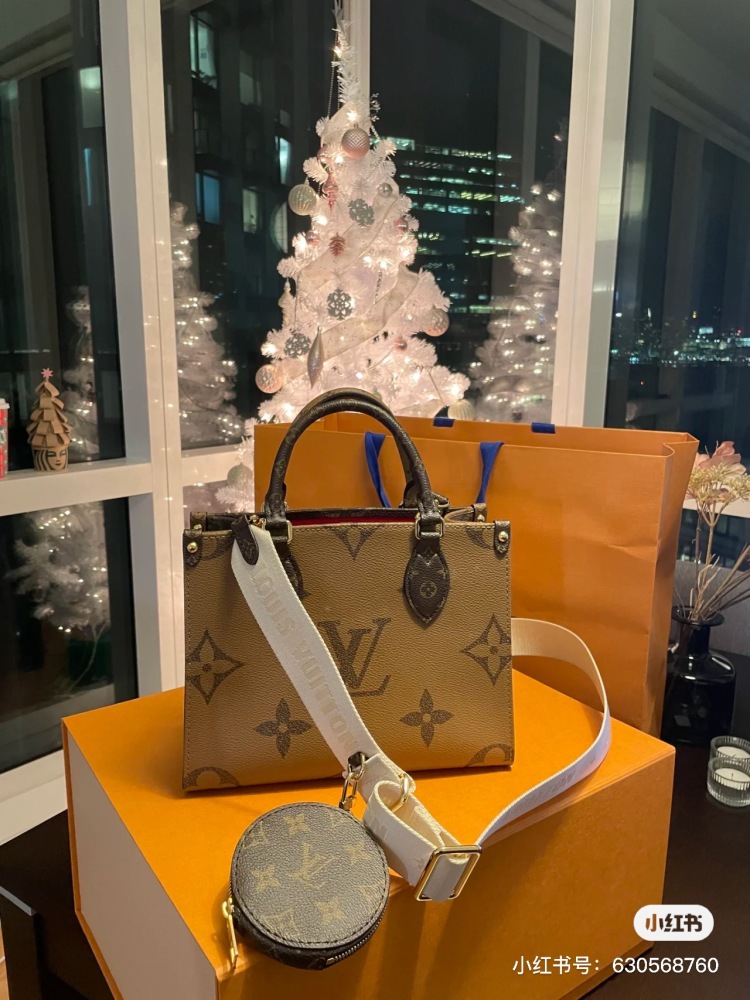 High energy ahead, explosive warning! LV has understood!  ! !
Just on February 10th The launch of Lv's new Onthego mini model is full of momentum, and Lv's designers have finally heard the voice of the Asian people, the most perfect size
25x19x11.5?...