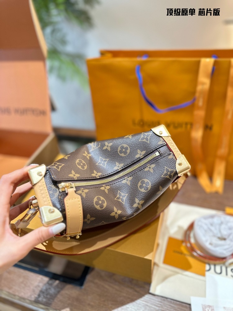 P370 top-level original single all steel hardware chip scan code
LV small box bag that incorporates some futuristic feel
I personally love the 2024 vacation series so much. The futuristic fashion in science fiction movies has a visual effect, so I co...