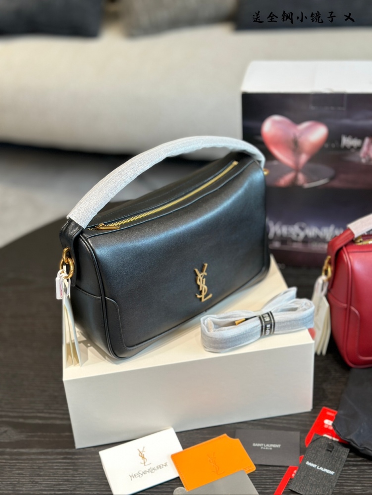YSL Pillow Bag P270
Camera Supply bag_ Lunch box bag
This handbag is a spacious shoulder bag with a cowhide leather base and a soft body. Made of Napa cowhide leather, with zipper closure, this hammock features a stylish design that looks great on bo...