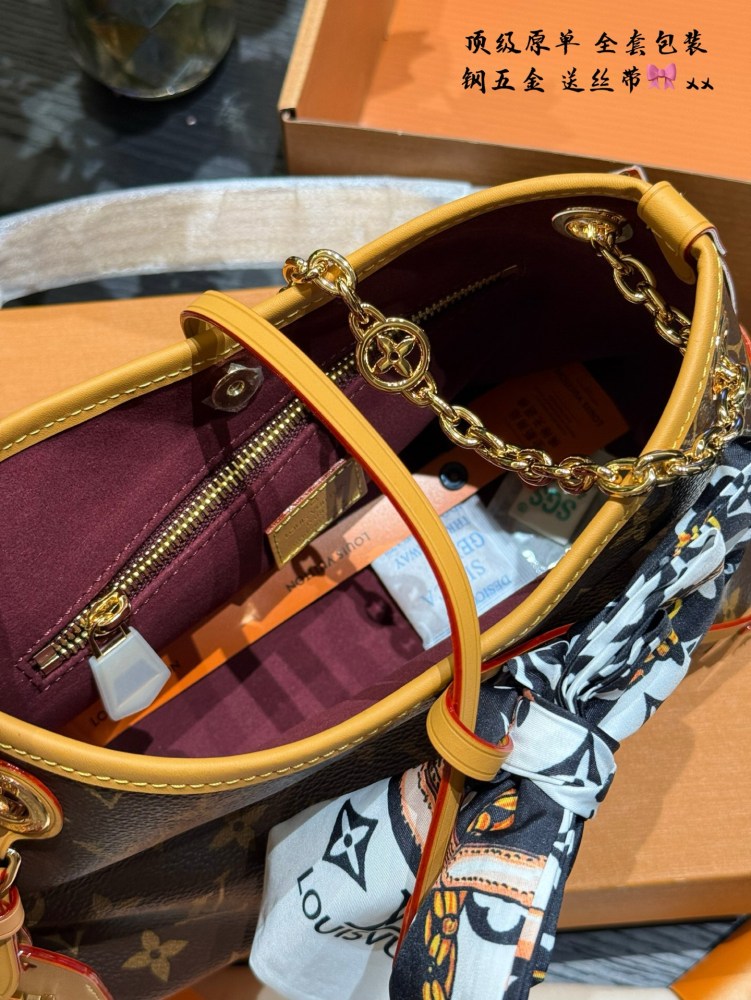 p285
New Carryall BB
The description of catfish whiskers and big gold chain babies is too appropriate. LV gold chain is really beautiful
Xiaobaa thinks that the new version of carryall has become cute, and she doesn't like the sisters with big bags, ...