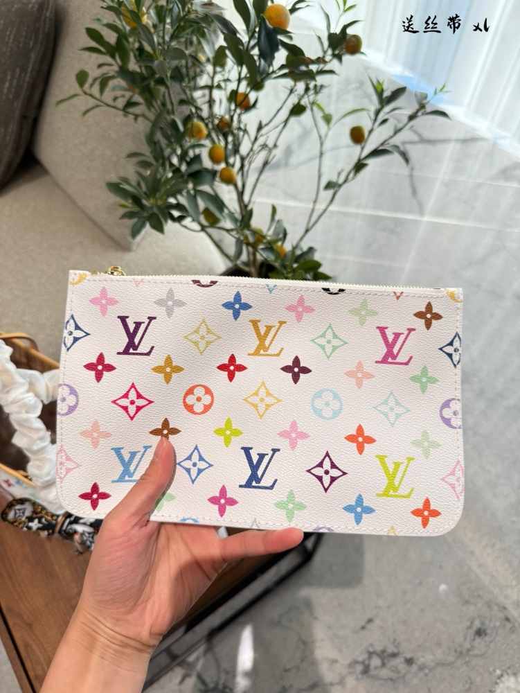 P260 ribbon delivery
LV is the dream of a student who understands emotions, and now it can be realized after 22 years
LV and the village Shanglong collaborates again on joint series
The once explosive black and white tri color is back # lv three in o...