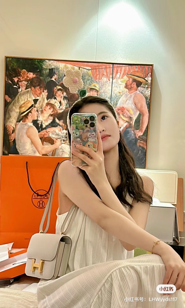 Pure white moonlight. ）Zhao Lusi's same Aisi Kangkang milkshake white out Hermes Kangkang 19 10 milkshake platinum buckle Epsom leather
Share a bag of the same style as Zhao Lusi, Hermes Kangkang Milk Shake White.
The Hermes Concon carried by Ruth ...