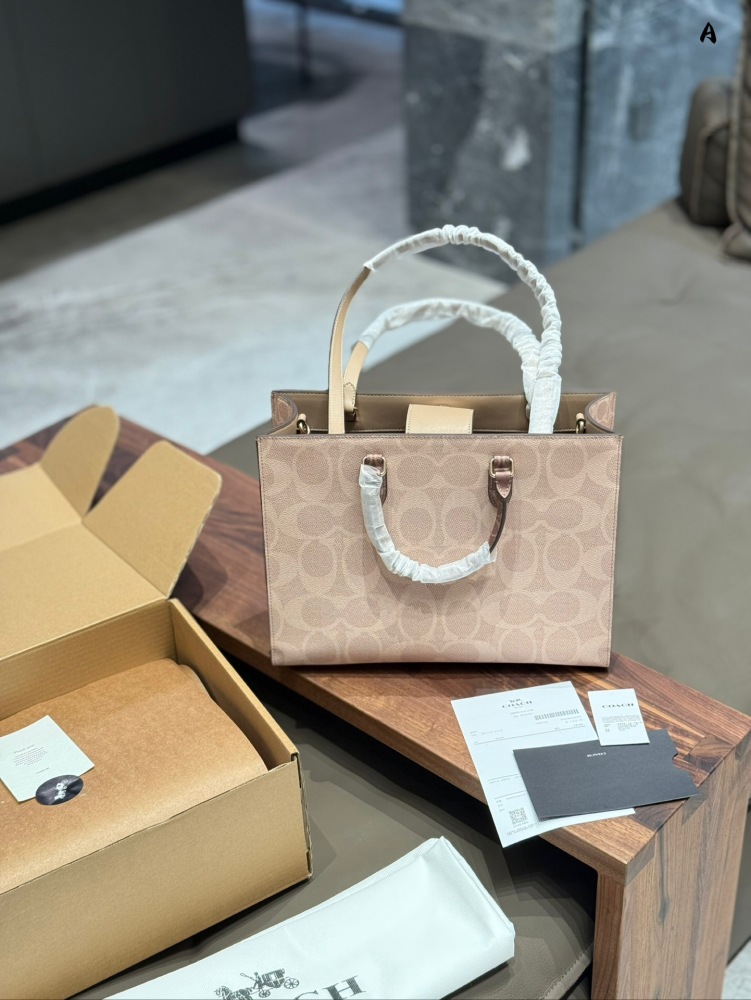 p270
Coach's December New Product | Superb Milk Tea Color Large Tote Bag. Coach's design is really becoming more and more unique!
The large tote bag is really super stylish and atmospheric!
And it's very practical. Installing files on a computer is o...