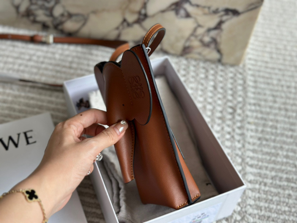p200 
The full set of gift box packaging with top layer cowhide is cute and lovely. LOEWE elephant bag, phone bag, newly released by Luo Yiwei. This elephant phone bag really hits my girlish heart. It has a suitable capacity to hold a Promax sized ph...