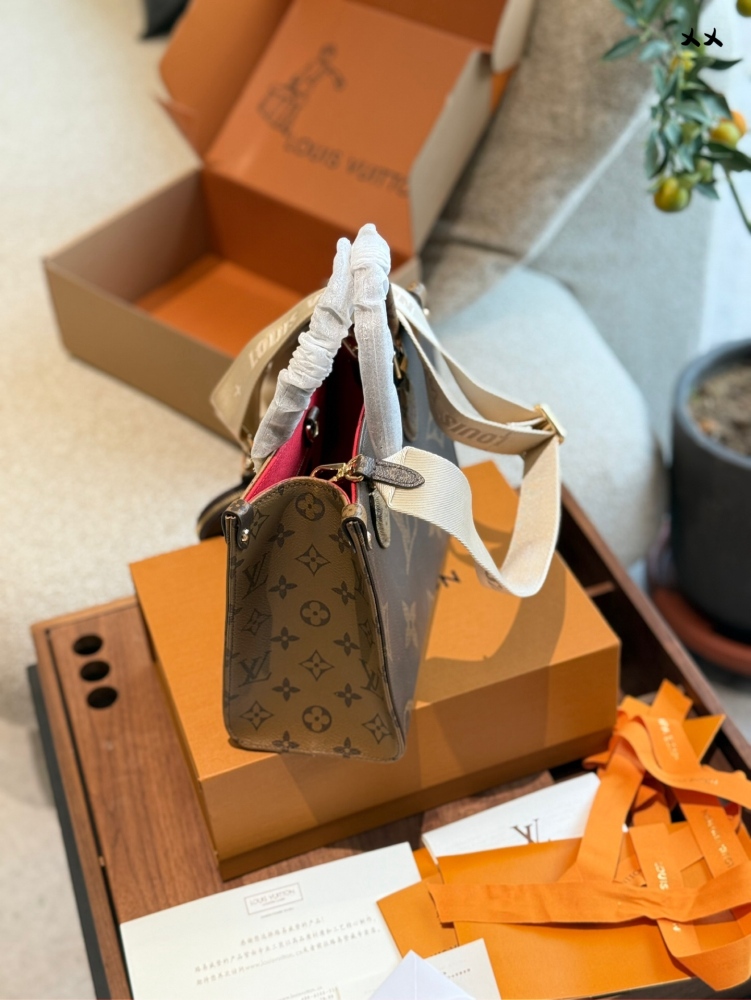 p255
Jungle bag Lv A/B surface spray painting on thego mommy bag is the king of cost-effectiveness. This is an amazing bag shape, inspired by the street brand that parodies Lv. Once upon a time, Louis Vll litton would never step down from the pedesta...