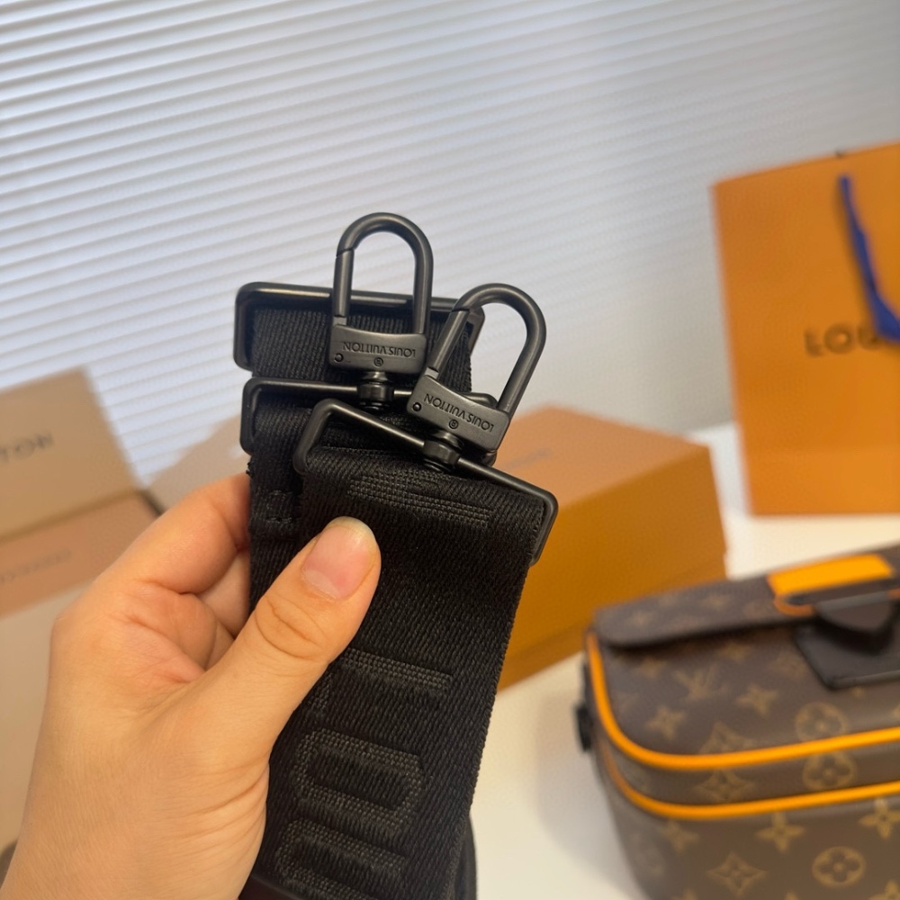 M45806 Classic Black Flower Postman Bag
Complete packaging ?? aircraft ?? Box size 24 seventeen point six
LV Slock Black Flower Postman Bag
? Top Original Order
Cool and versatile, fashionable and trendy
A style suitable for both men and wo...