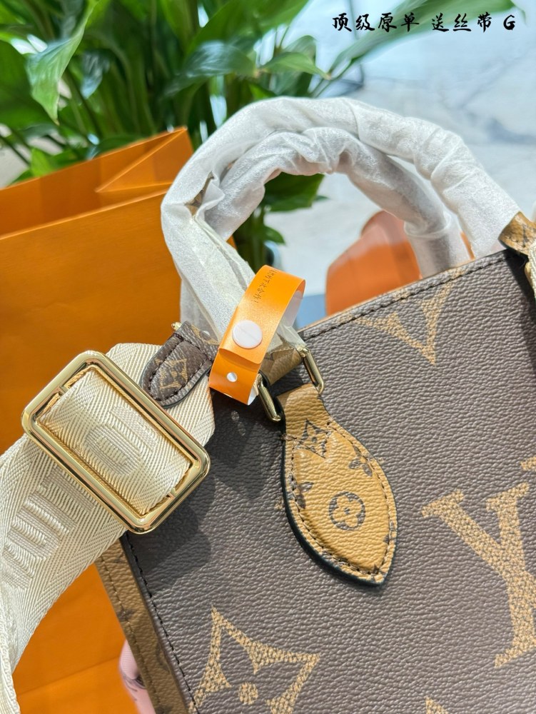 P334 all steel hardware
Original quality jungle bag Lv A/B side spray painting on thego mommy bag, the king of cost-effectiveness. This is an amazing bag shape, inspired by the street brand that parodies Lv. Once upon a time, Louis Vll litton would n...