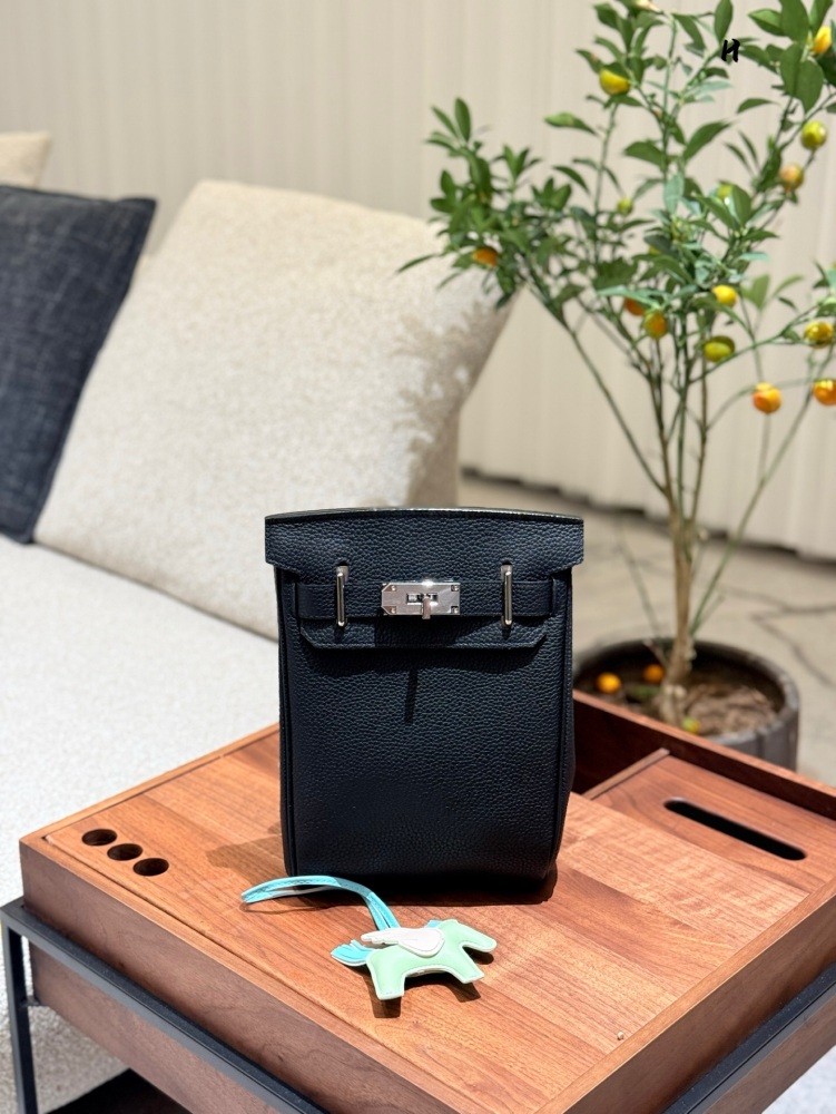 p335
Fashion item | Hermes bag
I didn't know the fragrance of Hermes when I was young
Hermes chest bag
I really like it more and more now
They are all bags suitable for going out on the street
Easy to match all year round
I feel that men's backs are ...