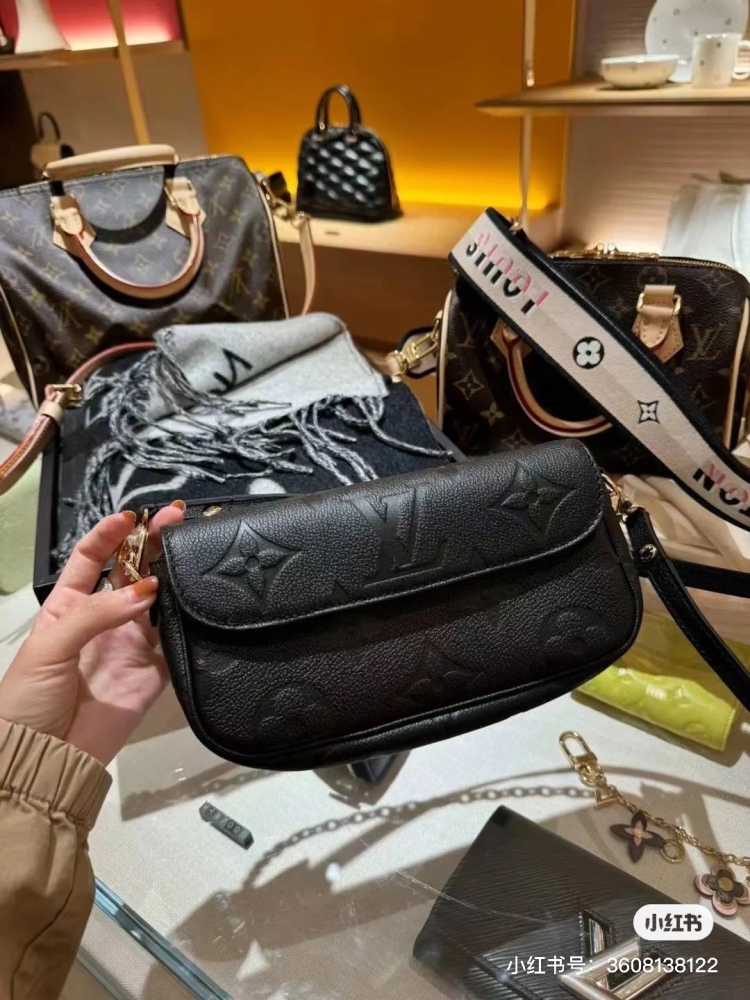 LVIVY upper body effect | I love it at first glance
LVIVY black understated luxury
Two shoulder straps~Underarm both shoulder and crossbody
This year's big hits are really high-end~