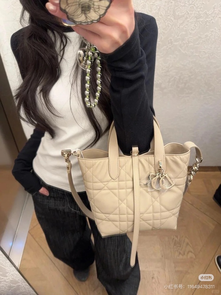 The Dior vertical indigenous bag is really a summer dish!
Vertical Toujours in Black and Milk Coffee Colors
The texture and appearance are truly exceptional! Wearing a coat or cotton jacket in winter is very suitable. Please help me recommend it to a...