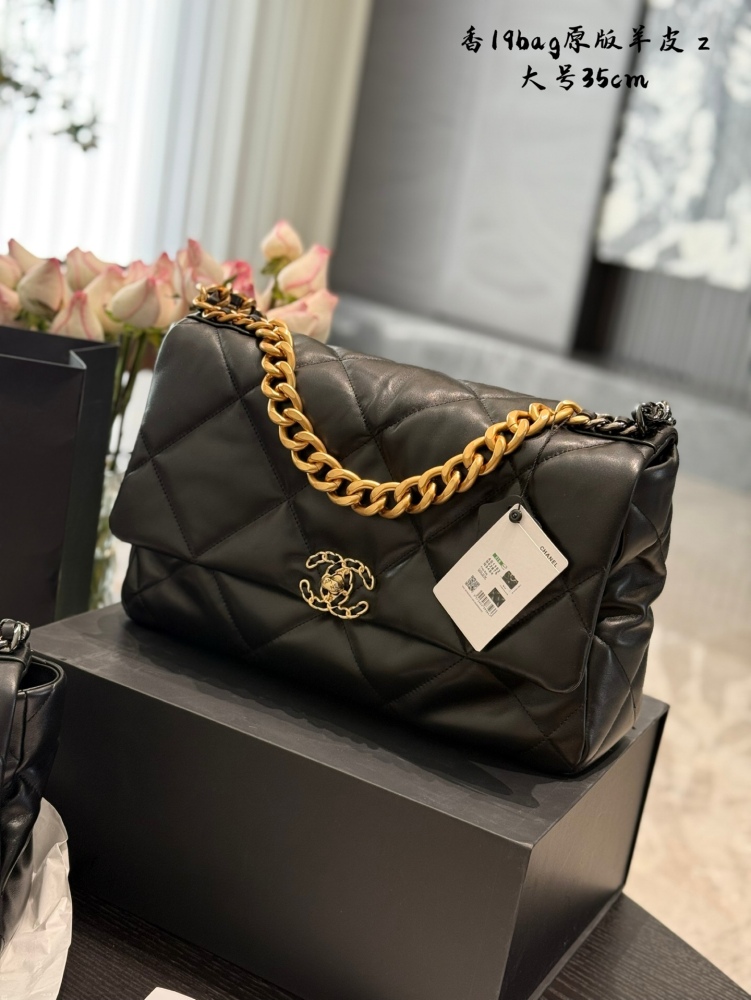 p440p450
The last bag designed by Chanel 19bag is a very classic. It's one of the popular styles at Grandma Xiang's house!! The black gold design is really great, it can instantly enhance the sense of fashion. You can take big photos anytime, anywher...