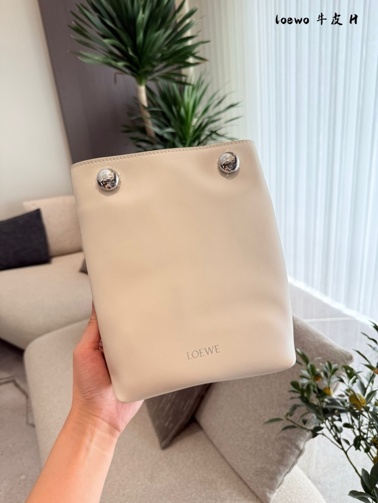 p275
LOEWE25 new bag | I love the simple and neat design so much
The entire bag is made of soft calf leather
Good wear resistance key, super light weight
The shoulder strap can be adjusted in length, and it can be worn on both shoulder and crossbody....