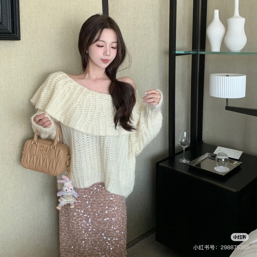 I really love repeatedly, go bowling at Miumiu“
Love at a glance The miumiu bowling ball that has been popular lately is a bag that both Zhang Yuanying and Yang Chaoyue love to carry
Black and pink pairing is both cool and luxurious
It's really har...