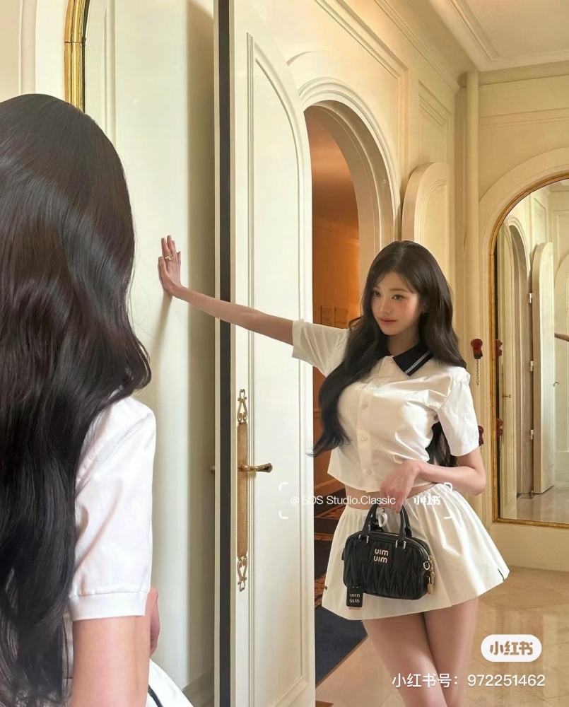 I really love repeatedly, go bowling at Miumiu“
Love at a glance The miumiu bowling ball that has been popular lately is a bag that both Zhang Yuanying and Yang Chaoyue love to carry
Black and pink pairing is both cool and luxurious
It's really har...