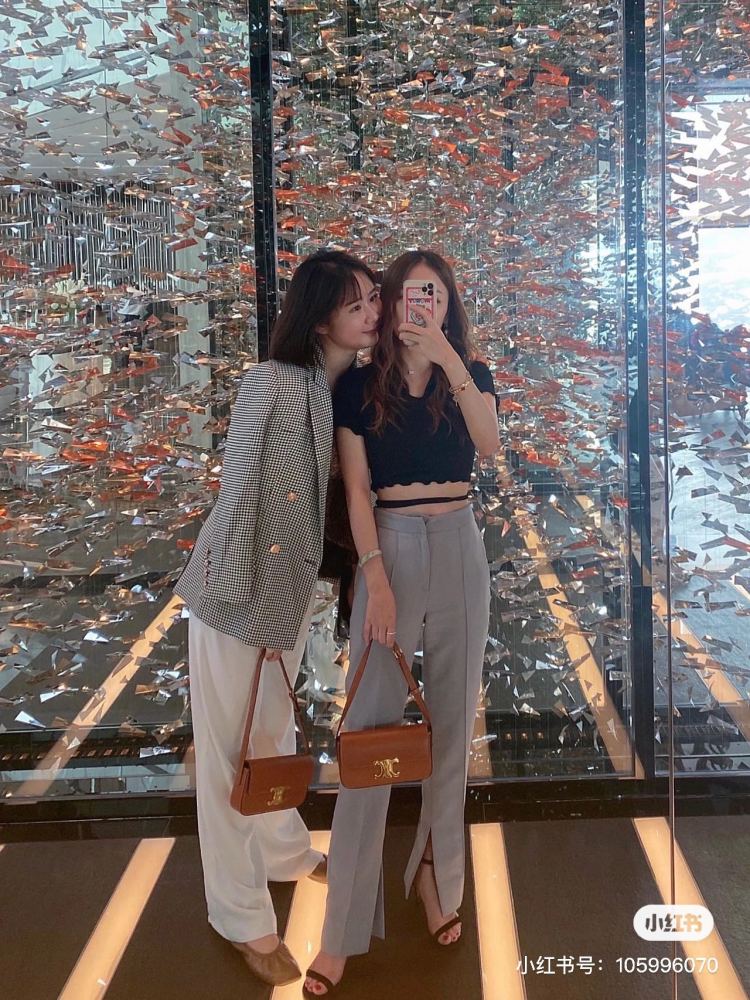 Celine Arc de Triomphe Underarm Bag | Upper Body Picture
The long delayed upper body image is here+
To be honest, it's truly fragrant+
This is just for the sake of observation. When it comes to the small body, the capacity is actually quite large
Bas...