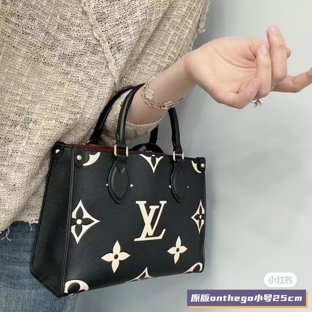 LV Classic Handbag! Really good looking, four can store iPad Mini and other daily needs
Flexible handle and adjustable shoulder strap offer a wide range of back carrying options. Size: 25x19x11.5cm