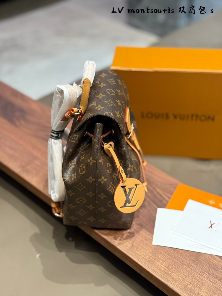 p270
LV Black/Brown Old Flowers Montsouris PM!
This Montsouris PM is a brand new elegant backpack that features
Monogram canvas and cowhide production, paired with Louis Vuitton's collection of buckles and leather ties.
The backpack design is practic...