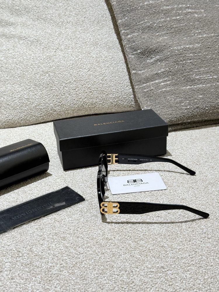 Balenciaga Sunglasses p210
I can't refuse a bit of suspicion. The same sunglasses as the celebrity look beautiful on my face!
I declare that the retro cat's eye sunglasses are the ancient god cat's eye+narrow frame which is really a Rocket combinatio...