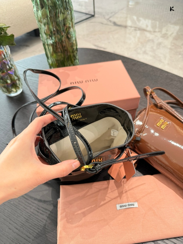 Oil wax cowhide P230
Miumiu recommends new small water bucket oil wax leather
The newly released oil wax leather material small water bucket this year feels too comfortable to touch, and the space capacity is very practical
Sisters who usually go out...