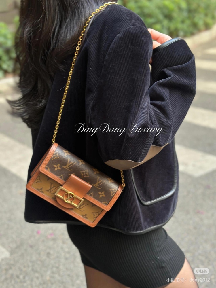 Since changing the design director, Lv has also launched some popular models, such as this elegant and beautiful Daphne DAUPHINE. In terms of capacity, we need to worry. Although it is a woc, the design is very reasonable, and it can hold much more t...