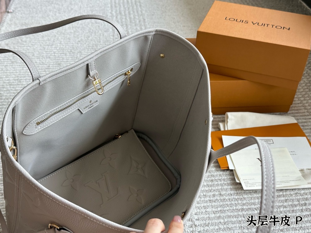 ￥ 370 original cowhide
LV Neverfull shopping bag
N41605LV is the classic flagship of the family, with a large capacity design that is perfect for both mommy bags and OL commuting, making it the bag with the highest appearance rate. The striped linin...