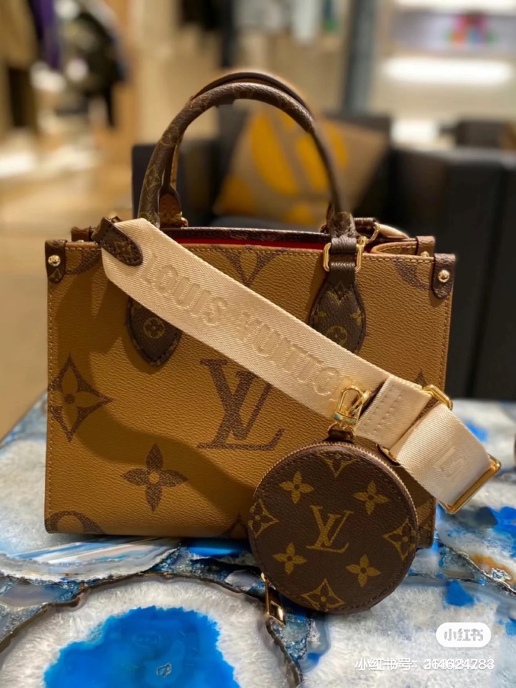 High energy ahead, explosive warning! LV has understood!  ! !
Just on February 10th The launch of Lv's new Onthego mini model is full of momentum, and Lv's designers have finally heard the voice of the Asian people, the most perfect size
25x19x11.5?...
