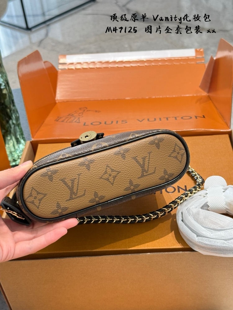 P320 Top Original Order Comes with Original Ribbon Gift
Lv's super popular makeup bag Vanity!   Crazy Grass Planting
Lv, the latest makeup bag from 2024, fully named VanityChain Pouch, has officially launched!    !  
This bag has a flatter body, and ...