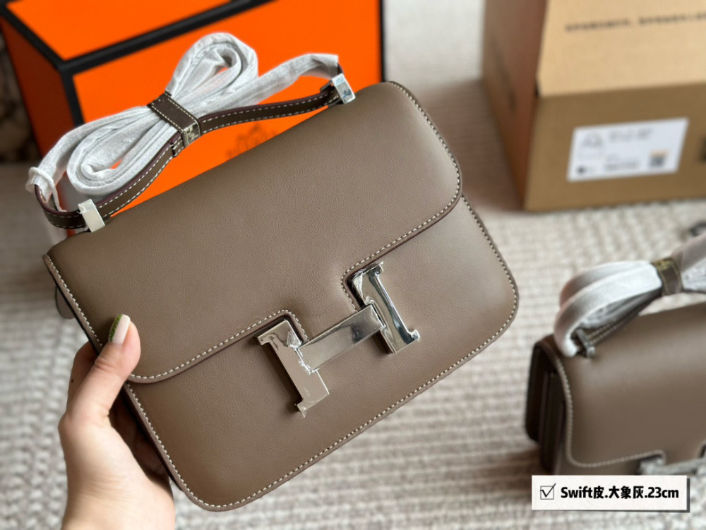 p299、
Original Hermes Concon bag Swift leather
Made of calf leather (soft cowhide)
The characteristics of the leather material are not small cowhide (soft cowhide), very soft, with delicate and smooth patterns, very good hand feel, and not easy to ...