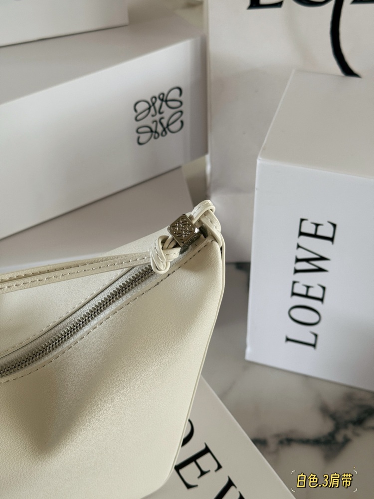 250 box configuration with wide shoulder straps
Size: Bottom width 17, top width 27 * height 16cm
Loewe Hammock Hobo
Loewe hammock bag is super cute
HOBO can still do this
Paired with the newly released wide shoulder straps, it really looks great
The...
