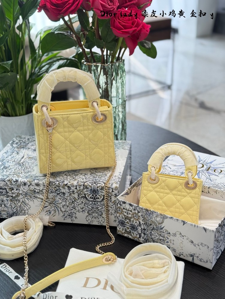 p209p264
Milk like little coquettish essence ◎ Dior Little Chicken Yellow Daifei Dior Three Grid Little Chicken Yellow Daifei °
Oh my god, who can refuse custard buns!
Lacquer skin shimmers and shines brightly+
It shines too brightly in the sunshi...