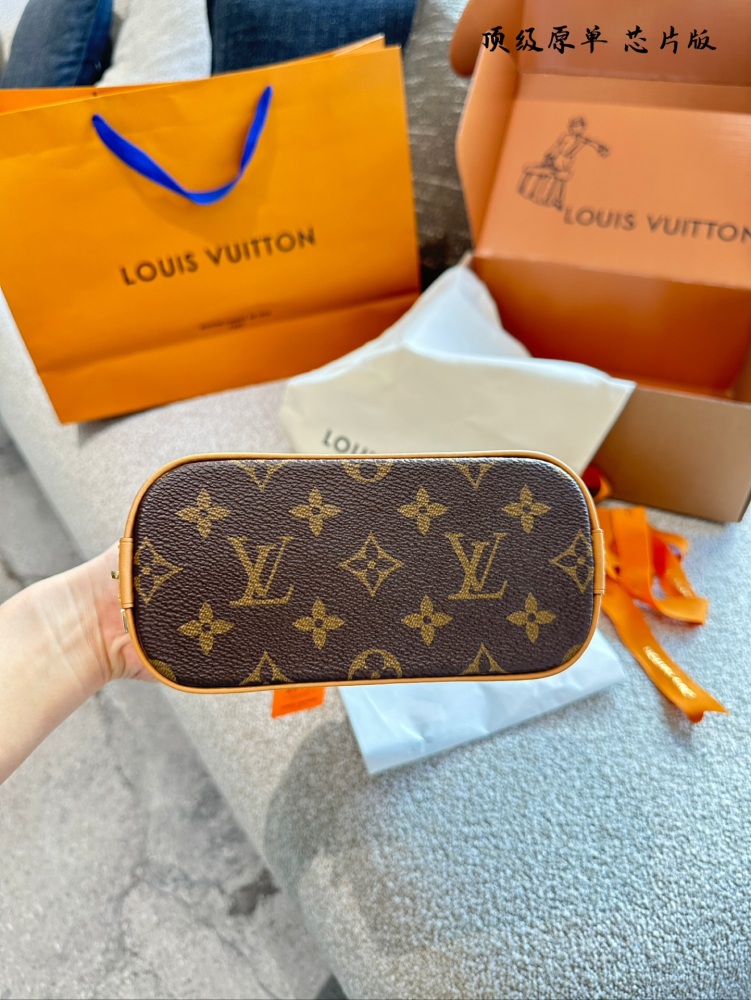 p269
Lv | valmabb Shell Bag Original High Quality Bag This Retiro handbag is made of iconic floral fabric, creating a classic and timeless look. The elegant and understated exterior design and spacious body add practicality. Instructions for use: - C...
