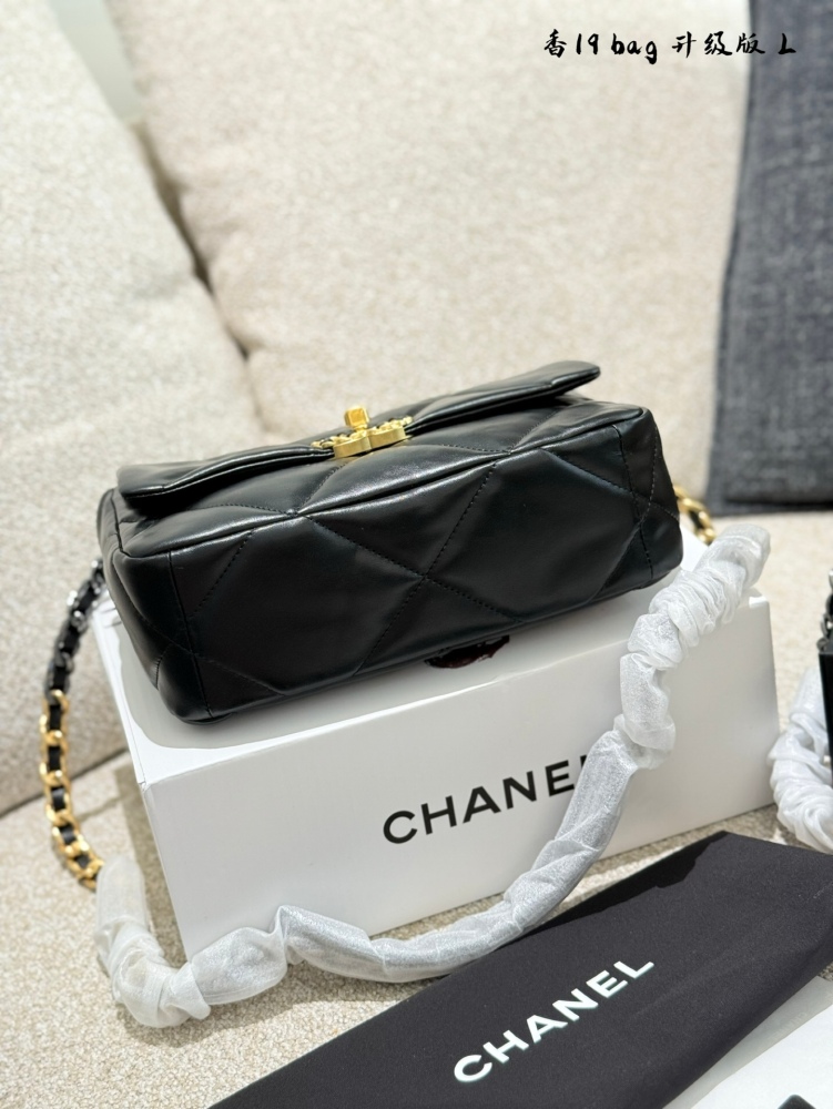 p240
Recently beloved Chanel 19 bag small size 0
This bag truly combines casualness, laziness, and delicacy, making it easy to match with various styles of clothing and a fashionable item that will make you the center of attention in different occasi...
