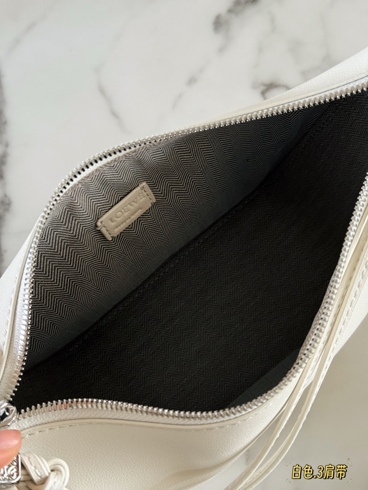 250 box configuration with wide shoulder straps
Size: Bottom width 17, top width 27 * height 16cm
Loewe Hammock Hobo
Loewe hammock bag is super cute
HOBO can still do this
Paired with the newly released wide shoulder straps, it really looks great
The...