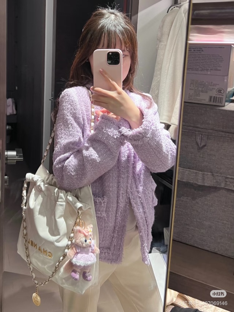 I would recommend all sweet girls to wear 22 bags of white Chanel and 22 bags of gold with a sense of luxury
Capacity thief, lazy and relaxed upper body
White is really cool and versatile
Everyone carries it Everyone is fashionable and refined