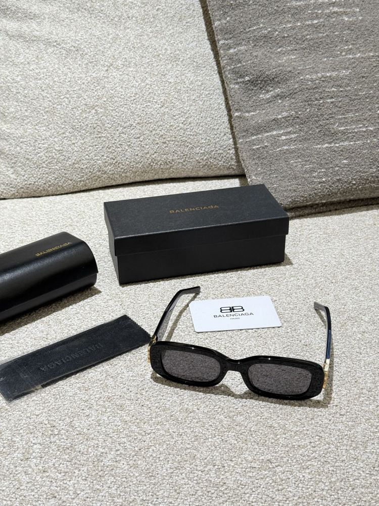 Balenciaga Sunglasses p210
I can't refuse a bit of suspicion. The same sunglasses as the celebrity look beautiful on my face!
I declare that the retro cat's eye sunglasses are the ancient god cat's eye+narrow frame which is really a Rocket combinatio...