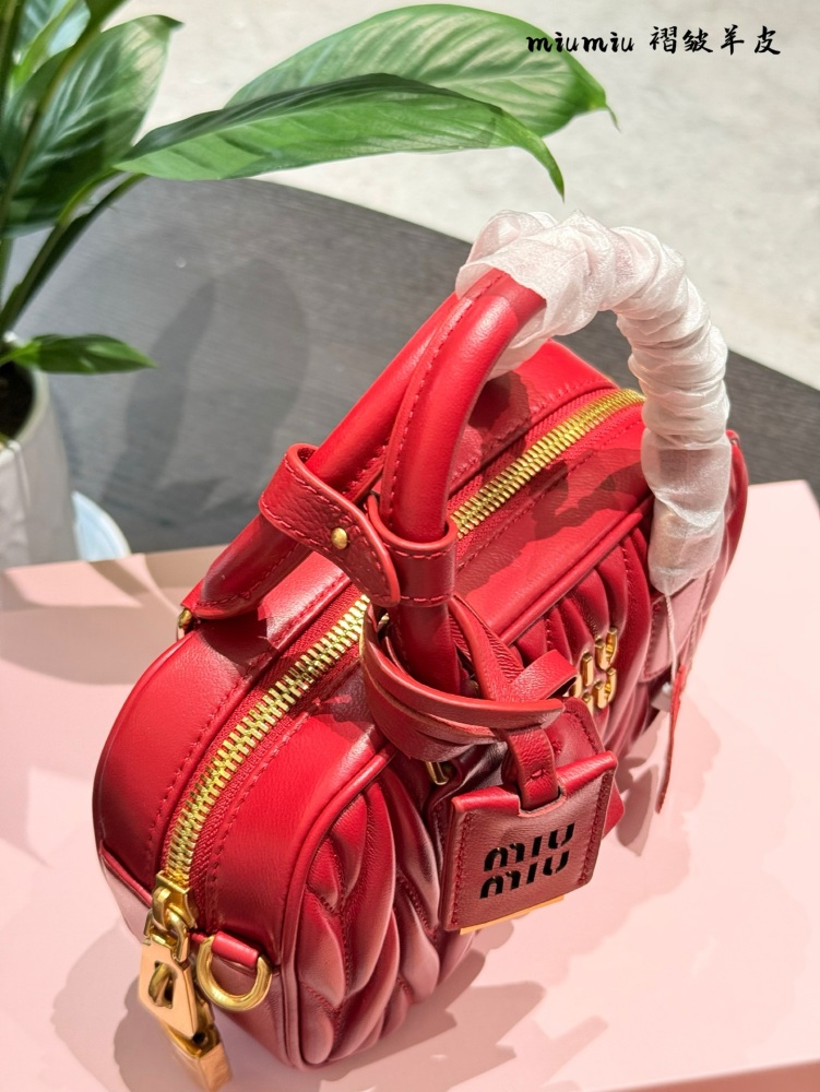Miumiu Red Sheepskin P299
I rarely buy red bags, but if it's Miumiu, then ..
Can you wrap it up for me
Miumiu red mini bowling ball holder can be enlarged, mobile phone can be carried by hand, crossbody can be worn with a mirror, concave shape is ver...