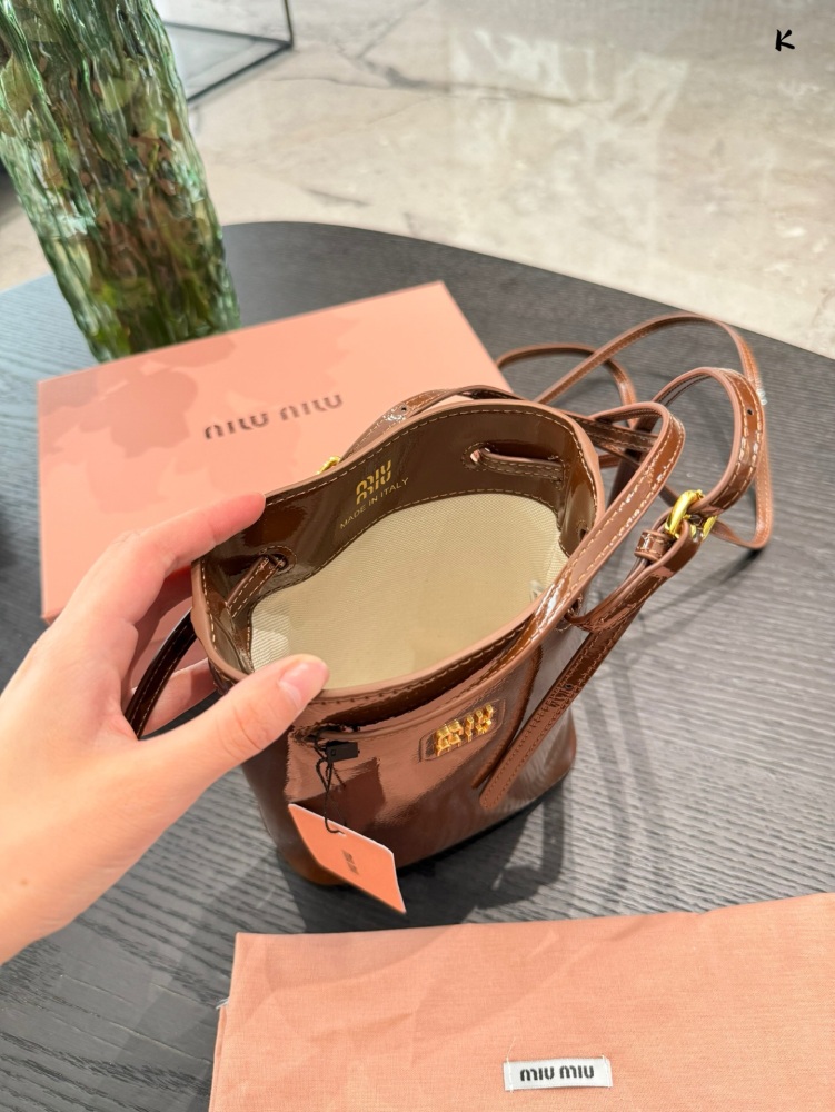 Oil wax cowhide P230
Miumiu recommends new small water bucket oil wax leather
The newly released oil wax leather material small water bucket this year feels too comfortable to touch, and the space capacity is very practical
Sisters who usually go out...